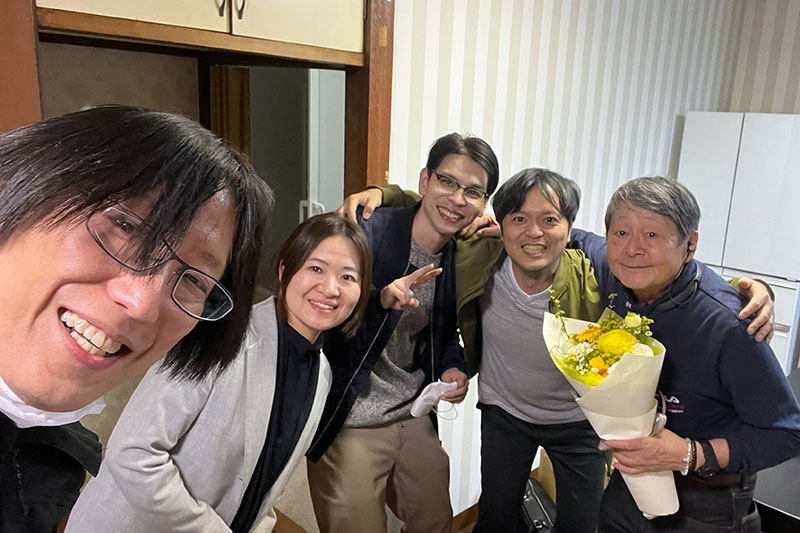 取材班と記念撮影。撮影時のみマスクを外しています。