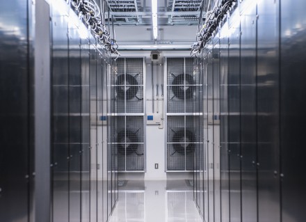 さくらインターネット石狩DC サーバ室 壁吹出方式