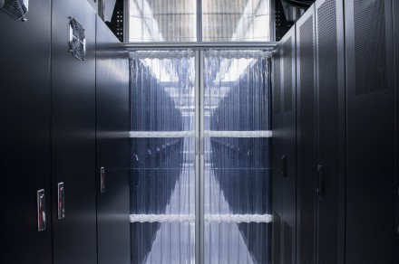 さくらインターネット石狩DC サーバ室 ホットアイルコンテインメント方式