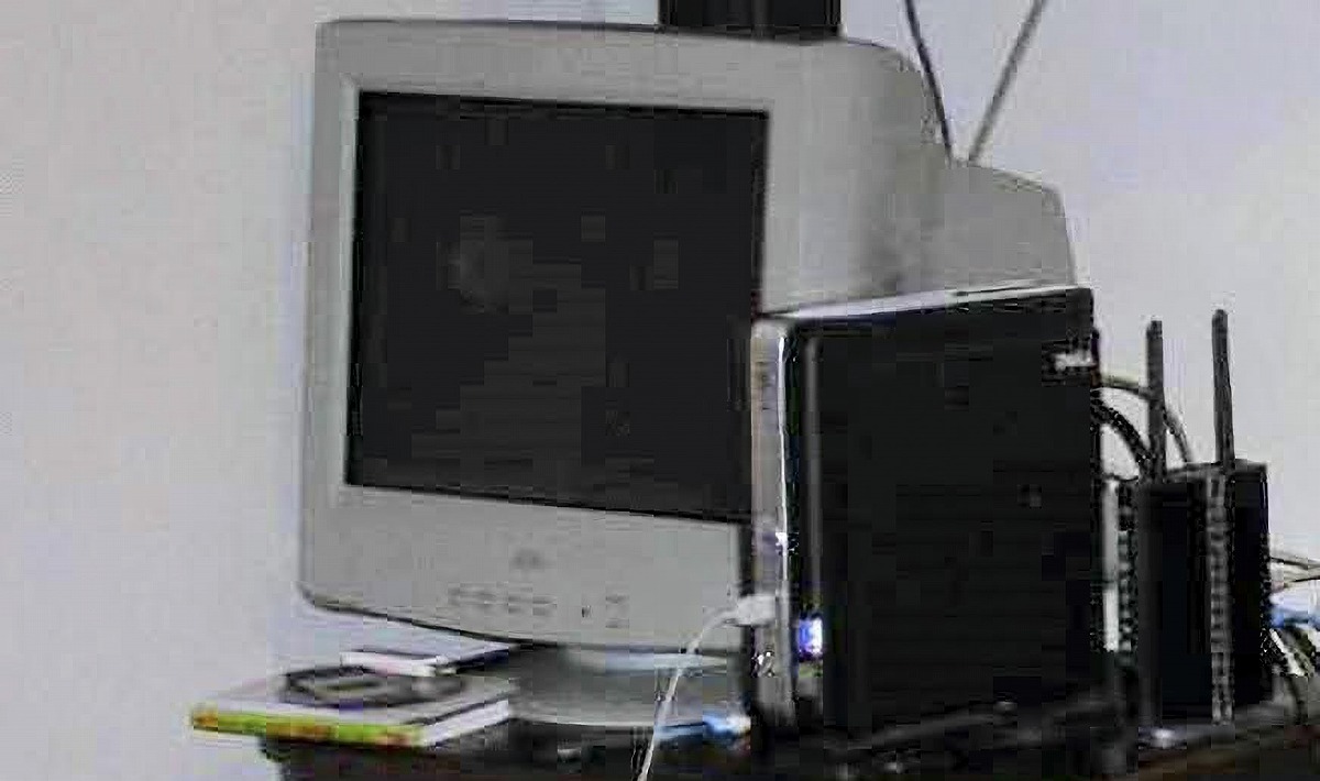 ▲2000年代後半ごろの実家リビングで。PCはさらに新調したが、ブラウン管モニタはこの購入当時のもの