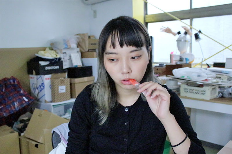 カニカマを食べている私