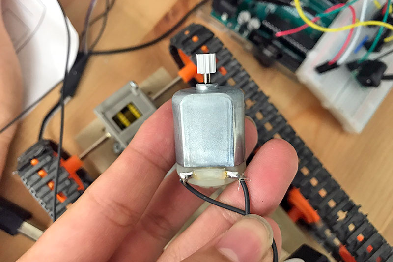 ラジコンを作ります