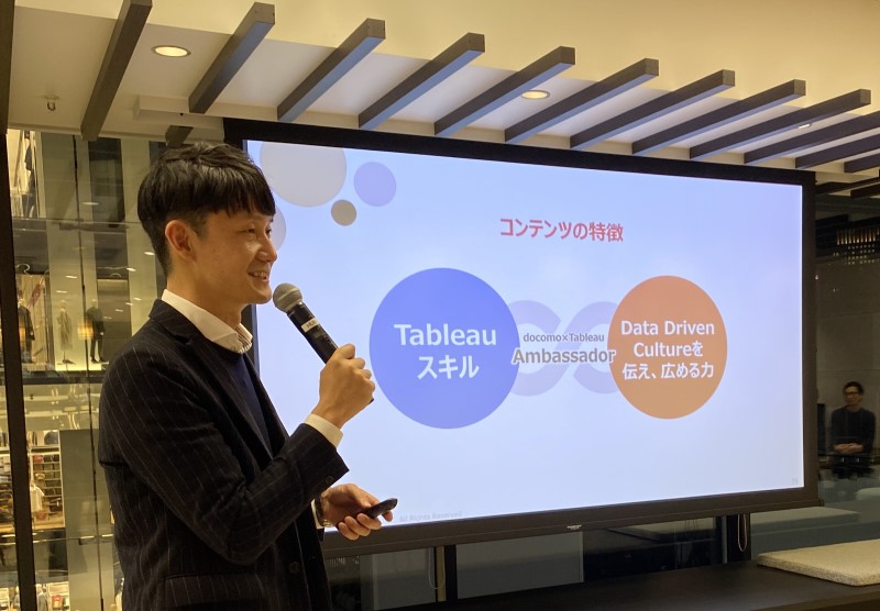 認定制度に挑戦するメンバーに向けて事例を発表する先輩DATA Saber