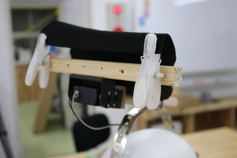 洗濯ばさみは、板の両サイドに穴をあけ、そこに結束バンドを通してくっつけています