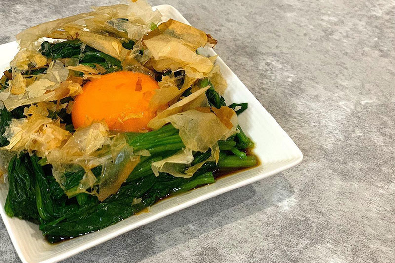 ↑ホウレンソウのお浸しが完成しました。卵のっければ何でもおいしくなる。