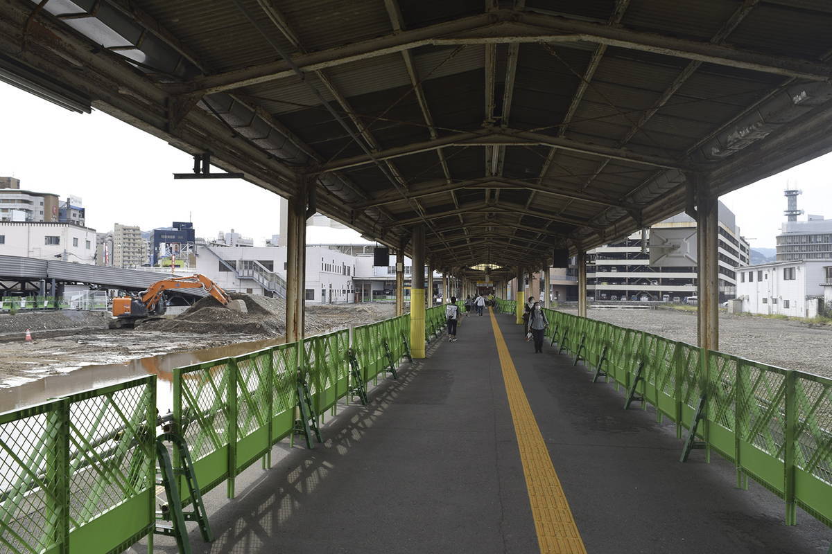 仮設みたいなこの通路、古い長崎駅のホームだな