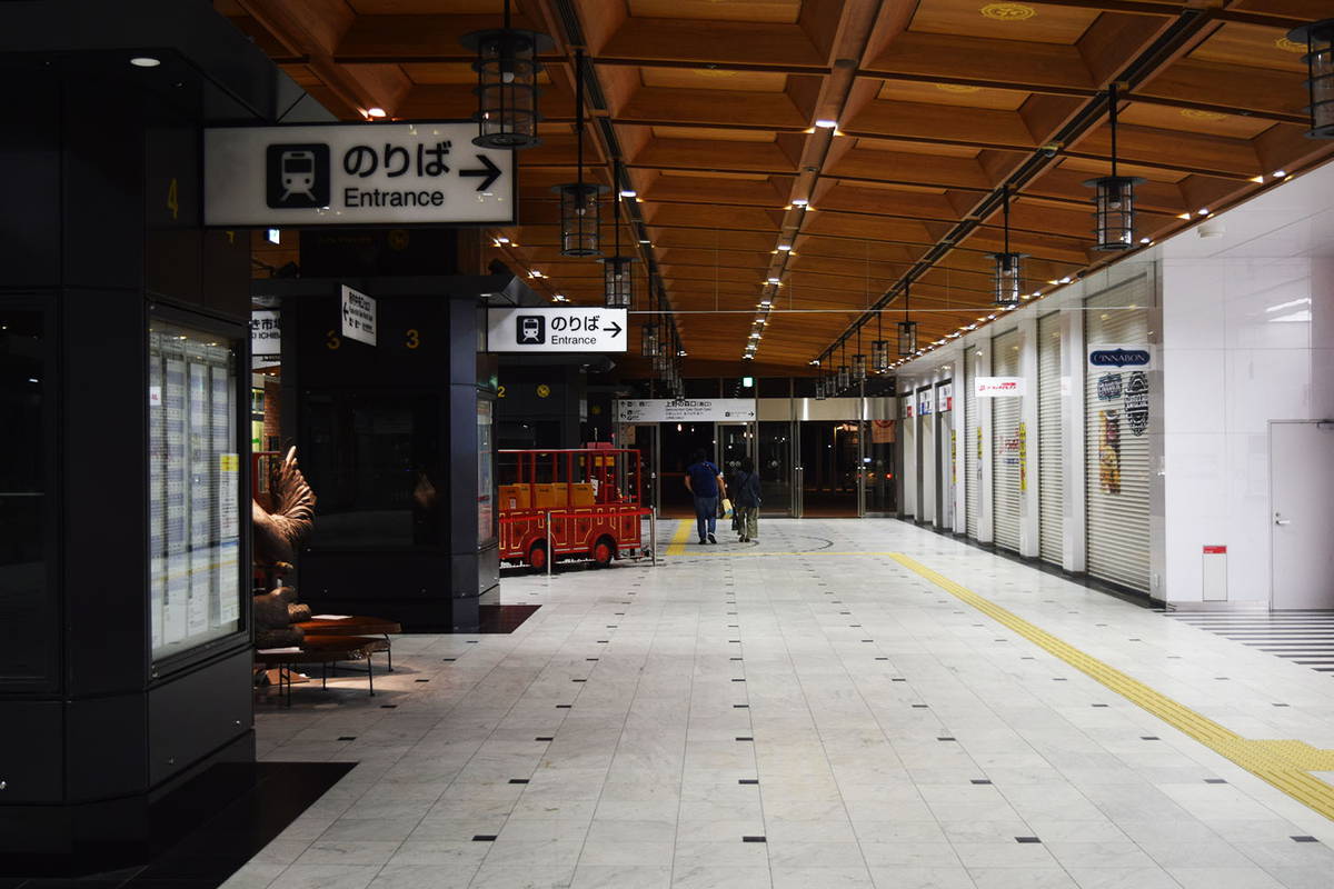 閑散とした大分駅