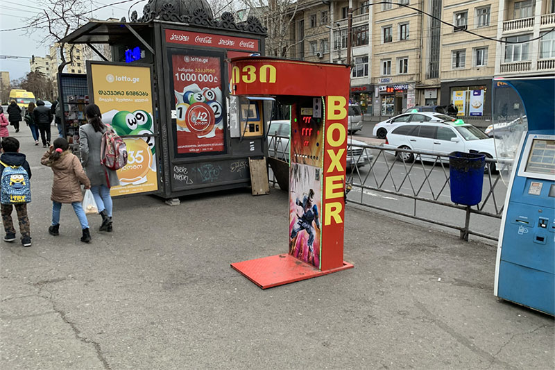 路上のいたるところに設置されているパンチングマシーン