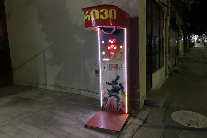 パンチングマシーンが、暗闇から嘲笑っています。