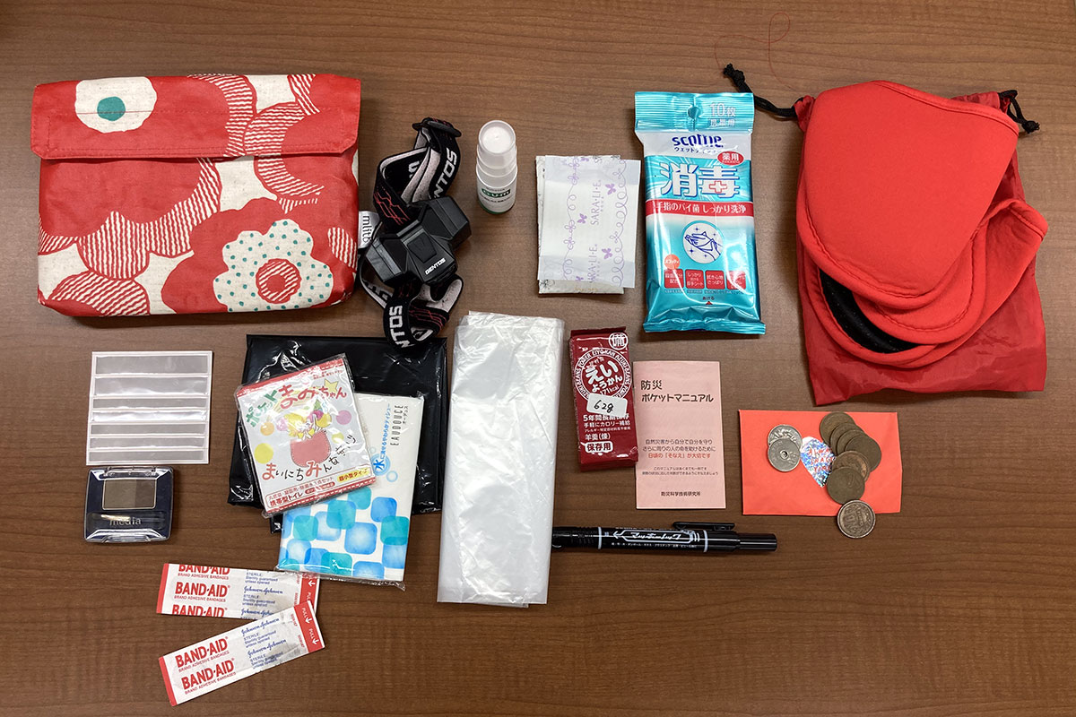 スリッパ、除菌、口腔ケア、アイブロウ、ヘッドライト、反射テープ、 携帯トイレ、女性用ライナー、油性マジック、バンドエイド、携帯食、 透明ビニール、防災ポケットマニュアル、お金。