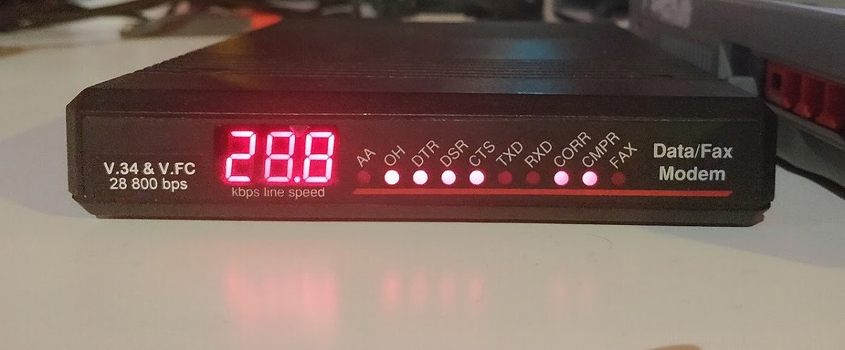 当時ダイヤルアップ接続に使われたモデム(Photo by Streepjescode)