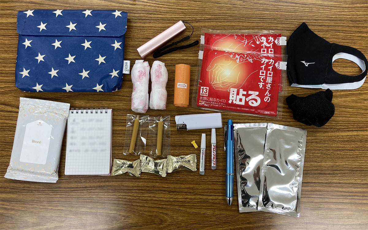 メモ帳、ボールペン、紙ショーツ、ビニール袋、リフレッシュシート、ホッカイロ、冷感シート、靴下、アロンアルファ、マスク、アメ、ライター、和ロウソク、LEDライト