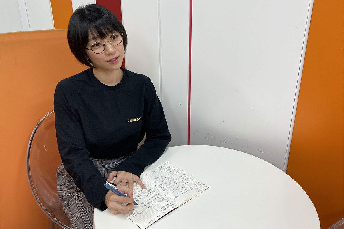 取材する時東さん