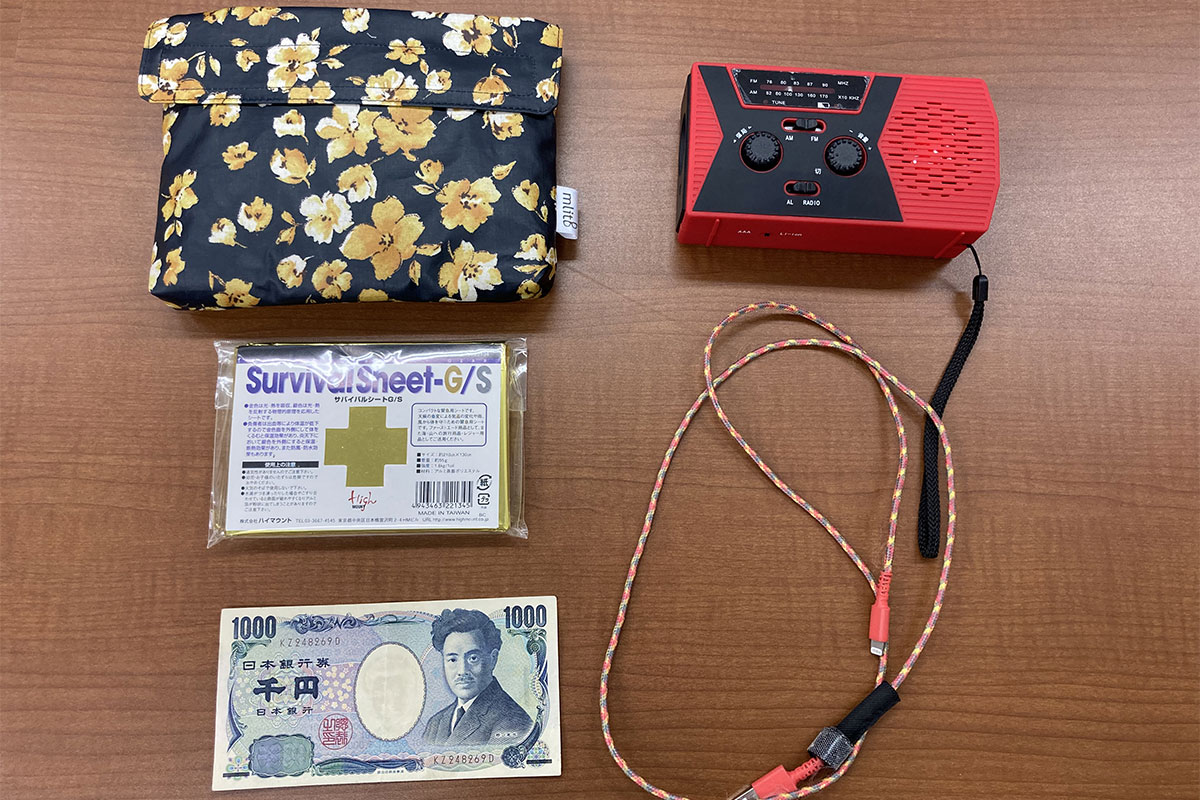 防災ソーラーラジオライト、充電ケーブル、サバイバルアルミシート、お金