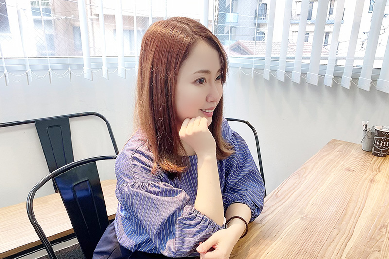 インタビューを受ける福原香織さんの写真