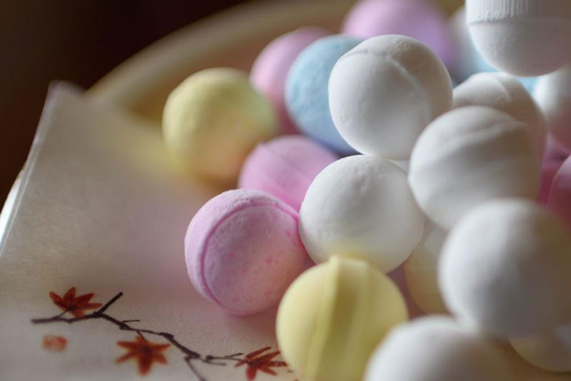 奈良県生駒市で人気のふるさと納税返礼品「レインボーラムネ(イコマ製菓本舗)」(Photo by Degueulasse)