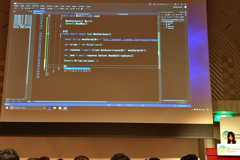 (写真:Developers Summit 2017 でライブコーディング(みんなの前でプログラミング)をしている私の写真)