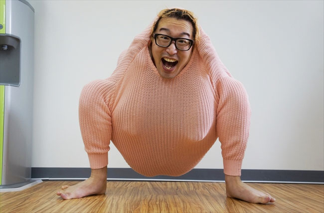 セーターをふざけて着るセブ山氏(当時30歳)