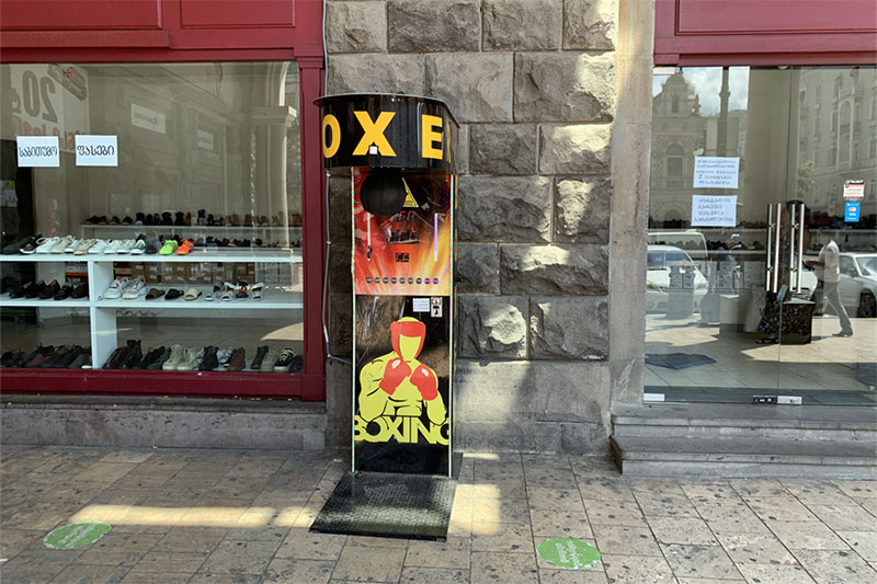 パンチングマシーンについて現地の人に聞いてみた