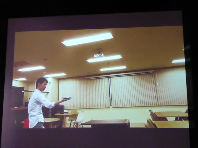 ドローンが手に乗る写真