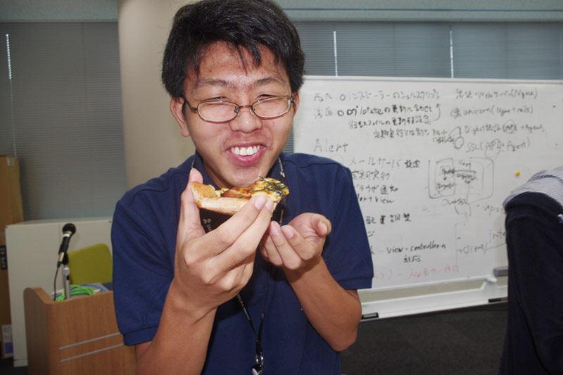 ピザでも食べてちょっと一休み。