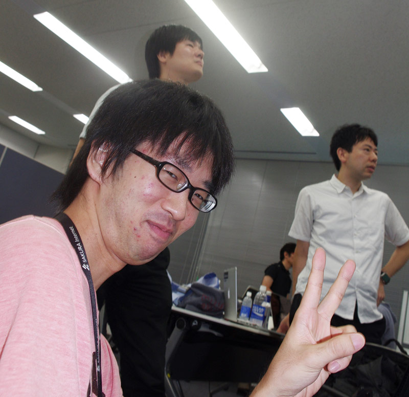 あわてふためくインターン生を見て、攻撃を担当した当社社員はご満悦。