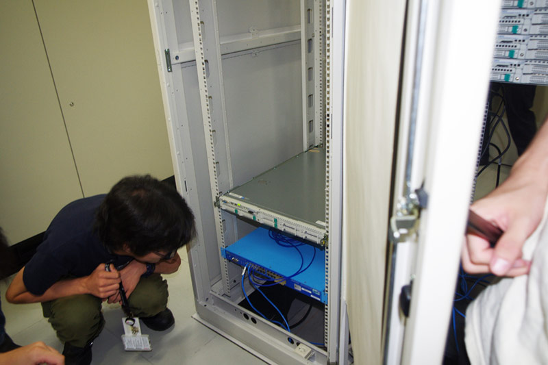 「実はこんなところに攻撃元サーバがあってね」とサーバルームでも種あかし。